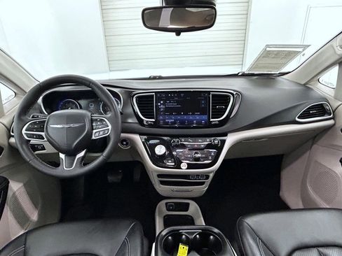 Used 2024 Chrysler Pacifica Touring-L FWD image 13