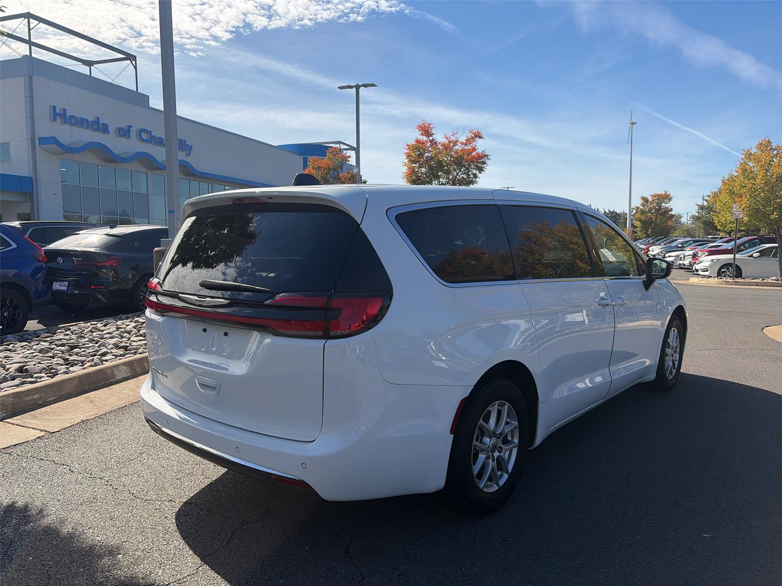 Used 2024 Chrysler Pacifica Touring-L FWD image 7