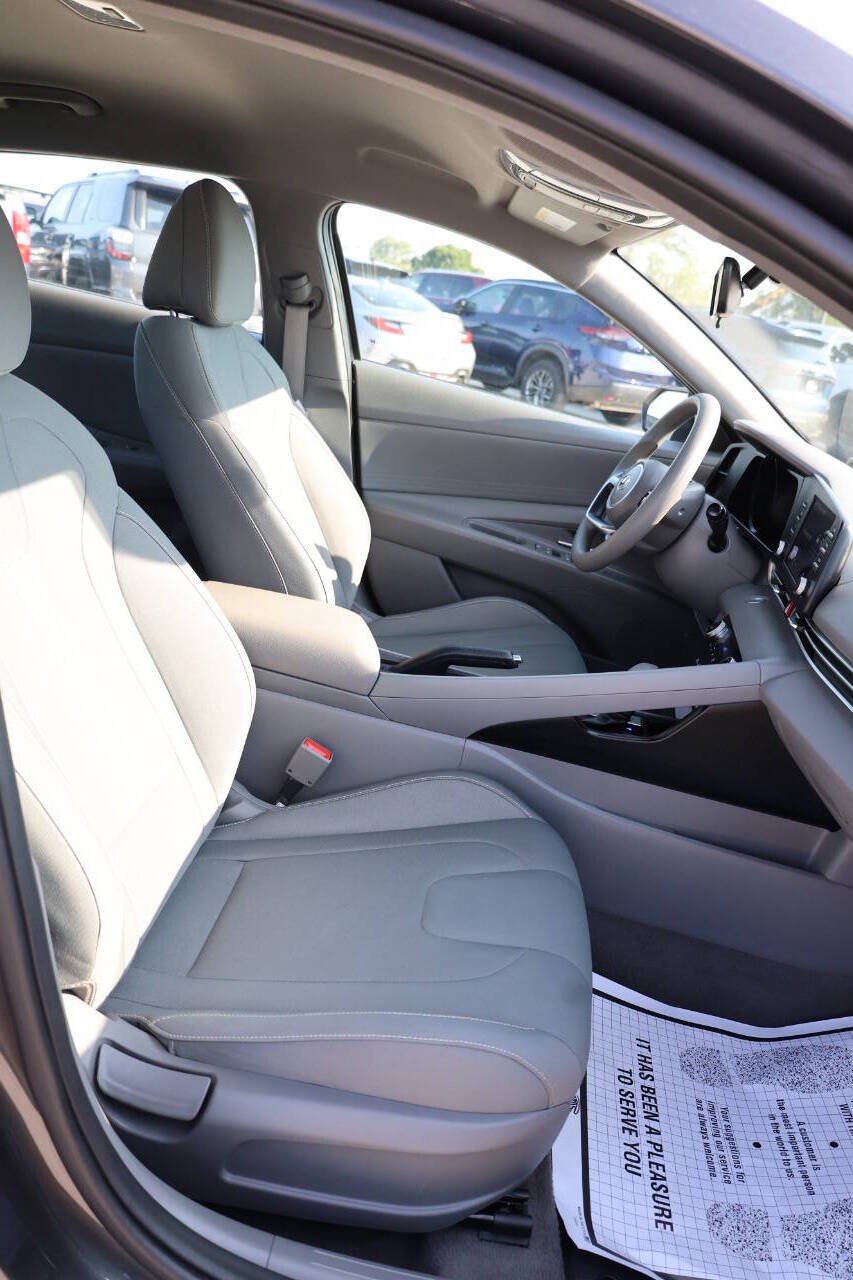 Used 2022 Hyundai Elantra SEL FWD image 14