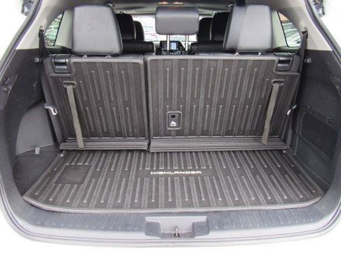 Used 2021 Toyota Highlander XLE AWD/4WD image 33