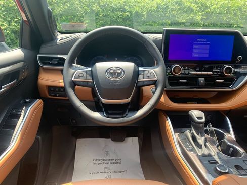 Used 2025 Toyota Highlander Platinum AWD/4WD image 17