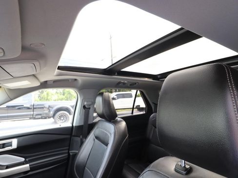 Used 2023 Ford Explorer Limited w/ Limited Technology Package RWD image 4