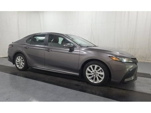 Used 2023 Toyota Camry SE FWD image 2