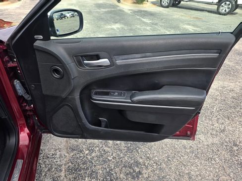 Used 2019 Chrysler 300 Limited AWD/4WD image 16