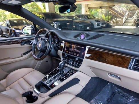Certified 2023 Porsche Macan AWD/4WD image 61