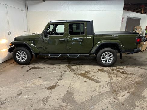 Used 2023 Jeep Gladiator Sport image 6