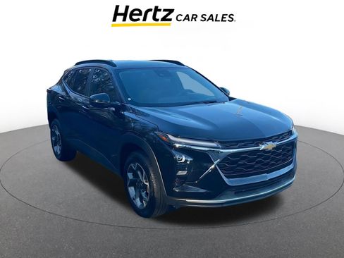 Used 2025 Chevrolet Trax LT image 1