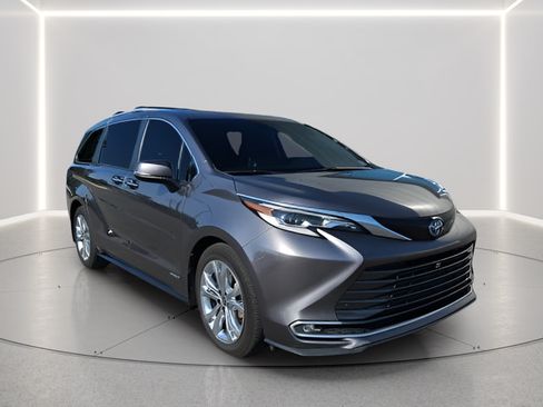 Used 2021 Toyota Sienna Platinum FWD image 7