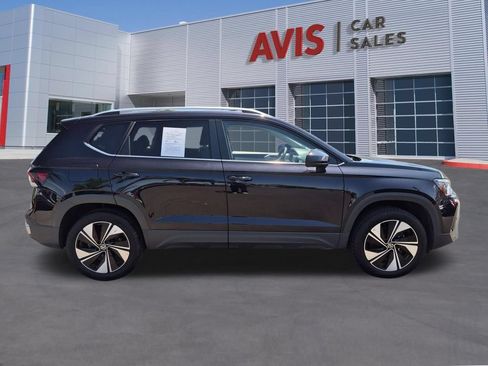 Used 2025 Volkswagen Taos SE AWD/4WD image 5