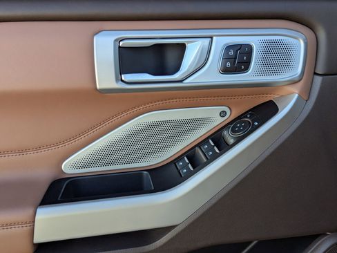 Used 2023 Ford Explorer King Ranch w/ Technology Package image 12