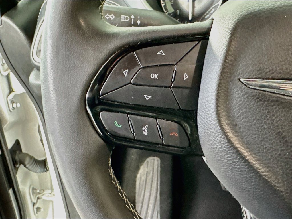 Used 2023 Chrysler Pacifica Touring FWD image 23