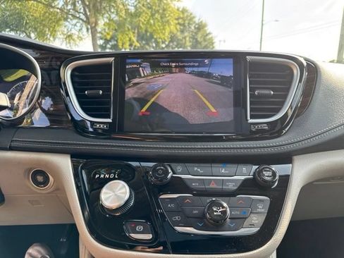Used 2023 Chrysler Pacifica Limited FWD image 26