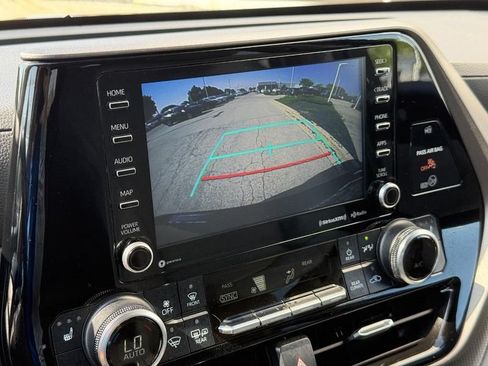 Used 2022 Toyota Highlander XLE AWD/4WD image 23