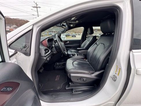 Used 2020 Chrysler Pacifica Touring-L image 36