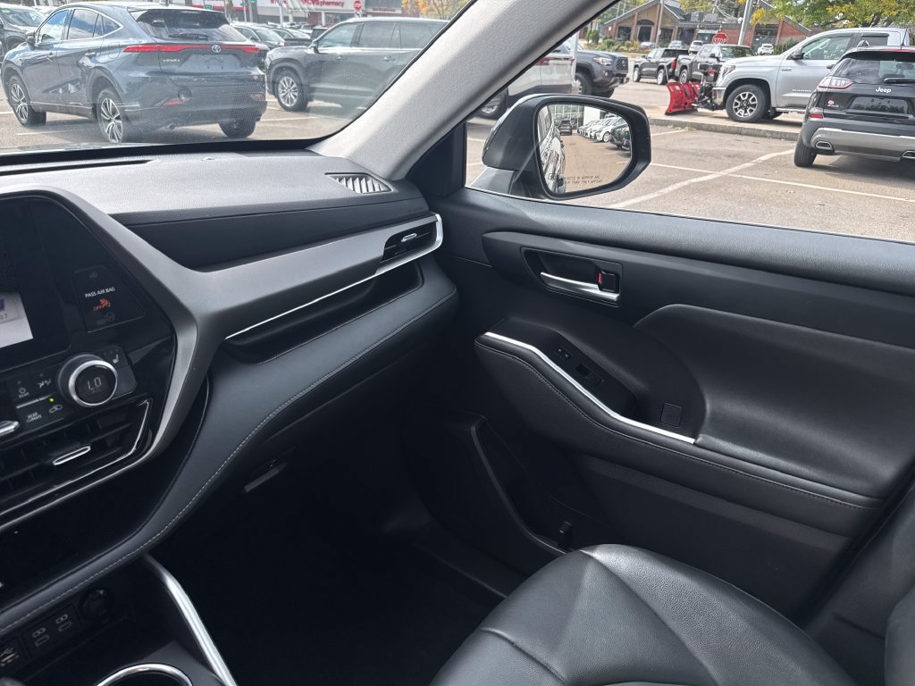 Used 2023 Toyota Highlander XLE AWD/4WD image 32