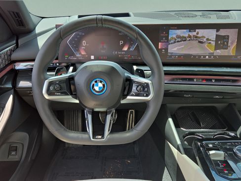 Used 2025 BMW 550e xDrive w/ Premium Package AWD/4WD image 12