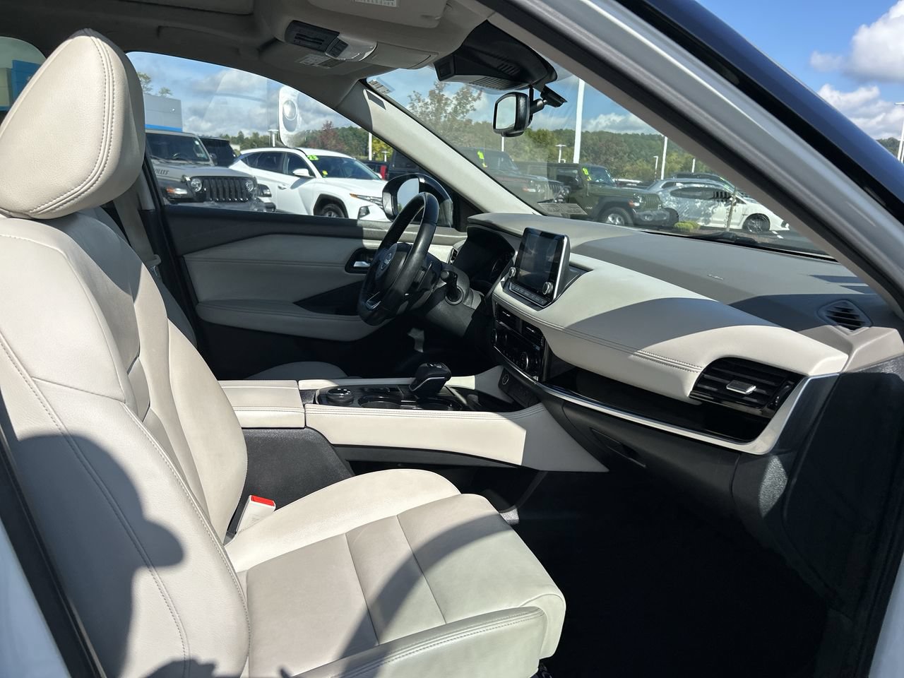 Used 2023 Nissan Rogue SL AWD/4WD image 13