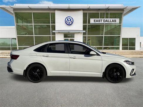 Certified 2025 Volkswagen Jetta SE image 2