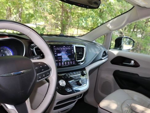 Used 2019 Chrysler Pacifica Limited w/ Advanced Safetytec Group FWD image 13