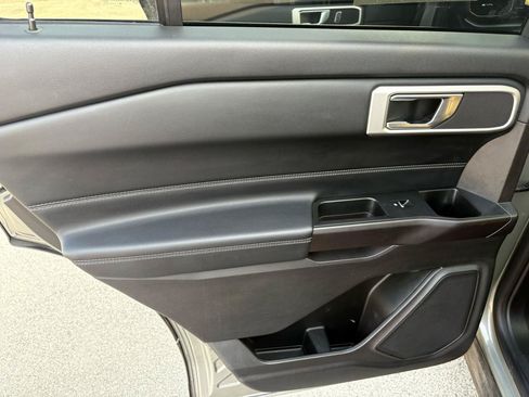 Used 2020 Ford Explorer XLT w/ Equipment Group 202A AWD/4WD image 34