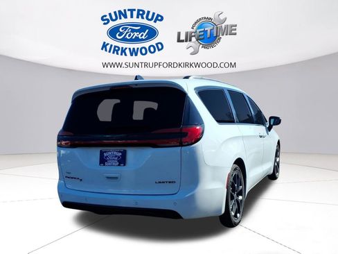 Used 2025 Chrysler Pacifica Limited FWD image 3