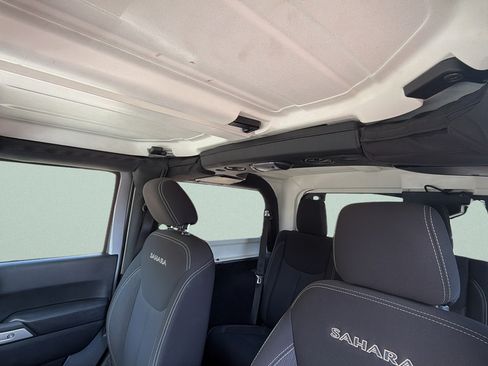 Used 2018 Jeep Wrangler Sahara w/ Connectivity Group AWD/4WD image 27