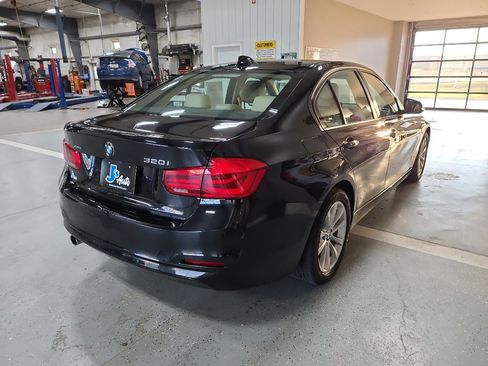 Used 2018 BMW 320i xDrive Sedan image 4