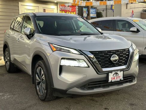 Used 2021 Nissan Rogue SV image 3