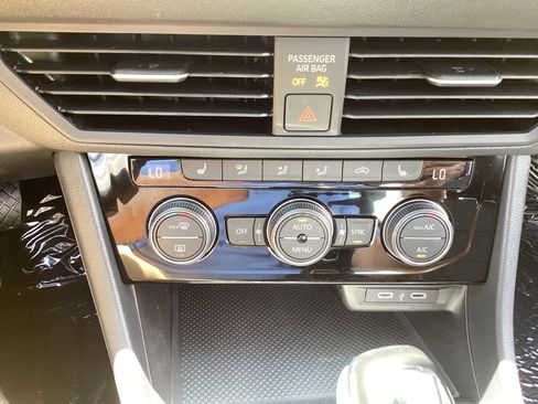 Used 2024 Volkswagen Jetta SE w/ Panoramic Sunroof Package FWD image 18