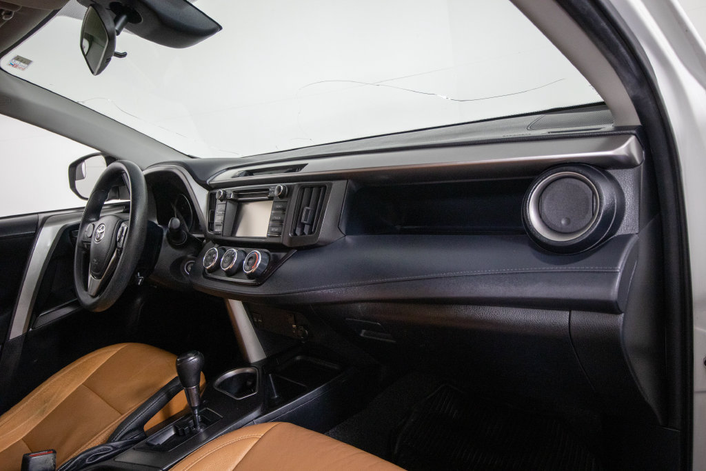 Used 2018 Toyota RAV4 LE FWD image 18