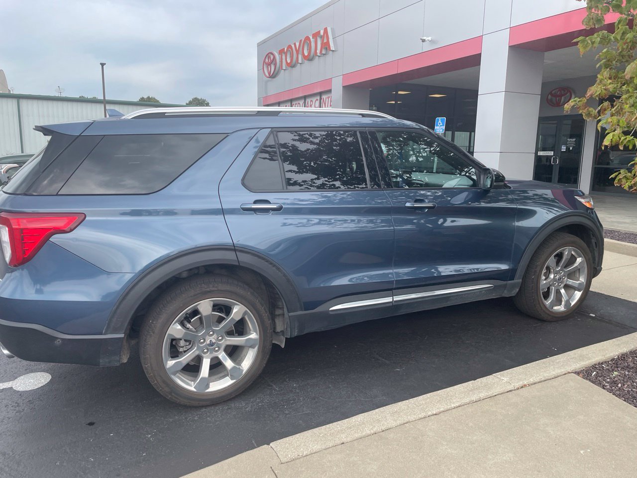 Used 2020 Ford Explorer Platinum w/ Premium Technology Package AWD/4WD image 2