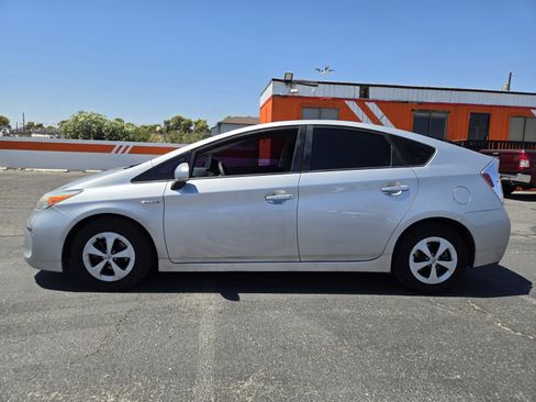 Used 2014 Toyota Prius Three image 2
