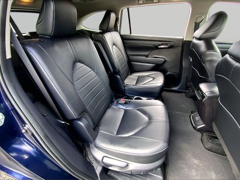 Used 2024 Toyota Highlander XLE FWD image 19