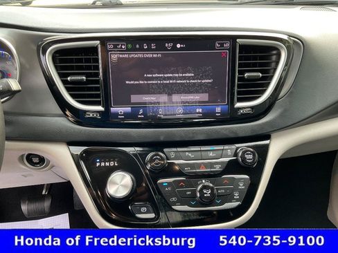 Used 2024 Chrysler Pacifica Touring-L FWD image 33