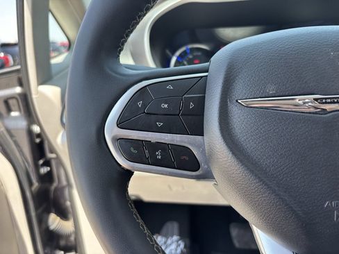 Used 2023 Chrysler Pacifica Touring-L FWD image 26
