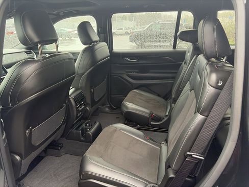 Used 2025 Jeep Grand Cherokee L Altitude image 9