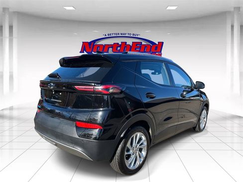 Used 2022 Chevrolet Bolt EUV LT w/ Comfort Package image 3