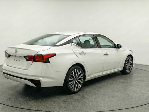 Used 2025 Nissan Altima 2.5 SV image 9