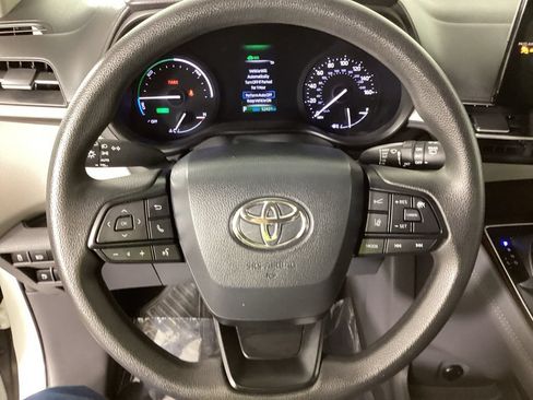 Used 2024 Toyota Sienna LE FWD image 21