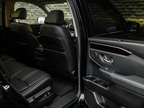 Used 2025 Honda Pilot Touring image 17