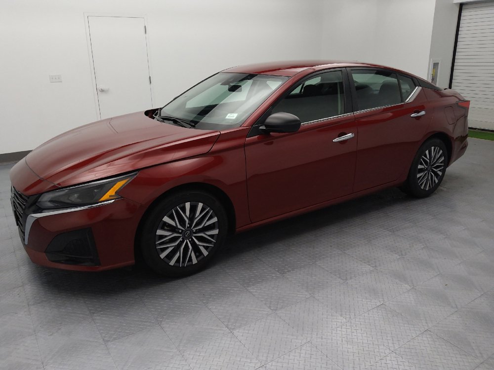 Used 2025 Nissan Altima 2.5 SV FWD image 2