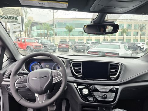 New 2026 Chrysler Pacifica Select image 27
