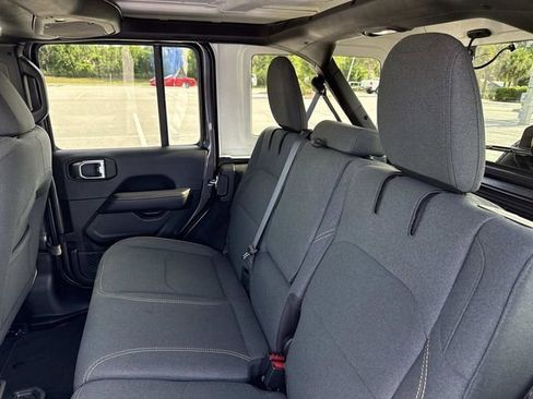 Used 2025 Jeep Wrangler Unlimited Sahara AWD/4WD image 12