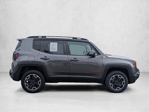 Used 2017 Jeep Renegade Trailhawk w/ Premium Trailhawk Package AWD/4WD image 4