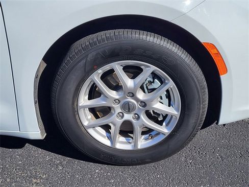 Certified 2024 Chrysler Pacifica Touring-L image 6