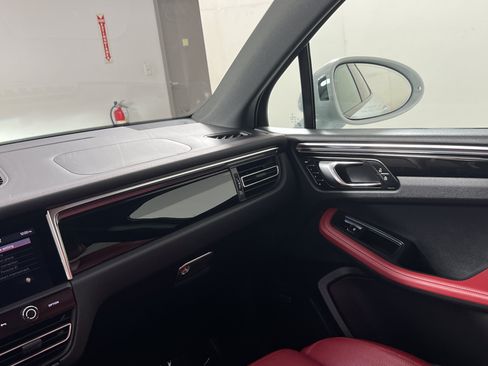 Certified 2025 Porsche Macan AWD/4WD image 14