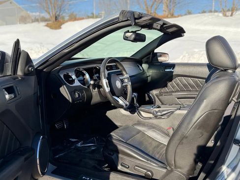 Used 2010 Ford Mustang Convertible image 8