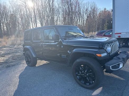 Used 2025 Jeep Wrangler Unlimited Sahara w/ Safety Group image 4