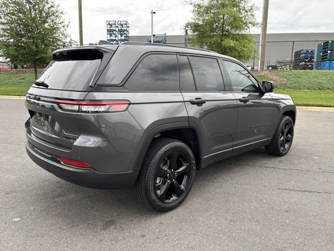 Certified 2025 Jeep Grand Cherokee Limited w/ Luxury Tech Group II AWD/4WD image 9