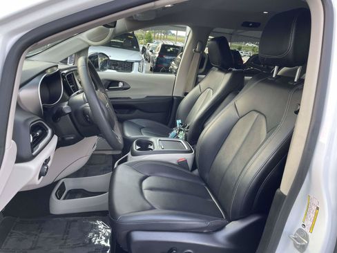 Used 2024 Chrysler Pacifica Touring-L FWD image 17